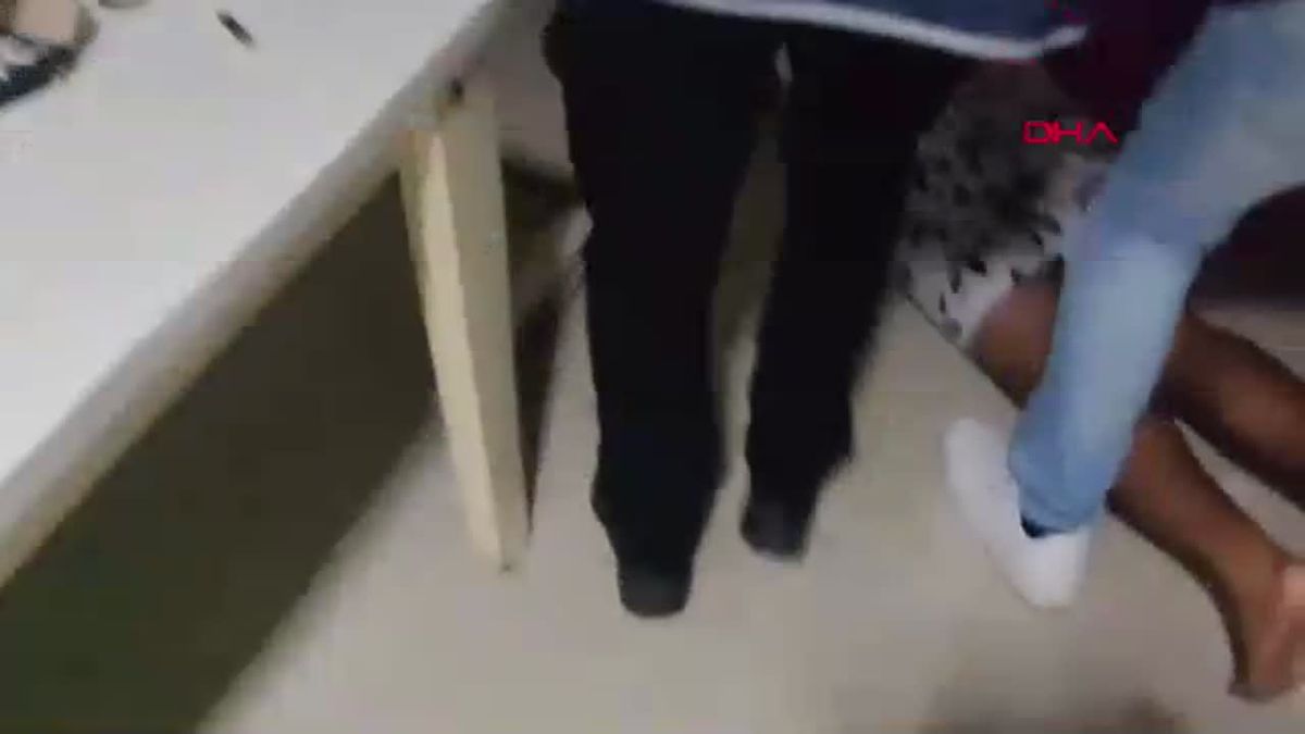 Mersin'de Sazan Sarmalıyla 20 Kişiyi Dolandıran 2 Şüpheli Tutuklandı