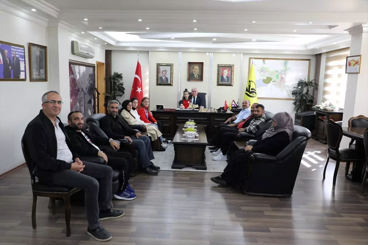 Milli güreşçi Beyzanur Akkuş Bayburt Belediye Başkanı Mete Memiş'i ziyaret etti