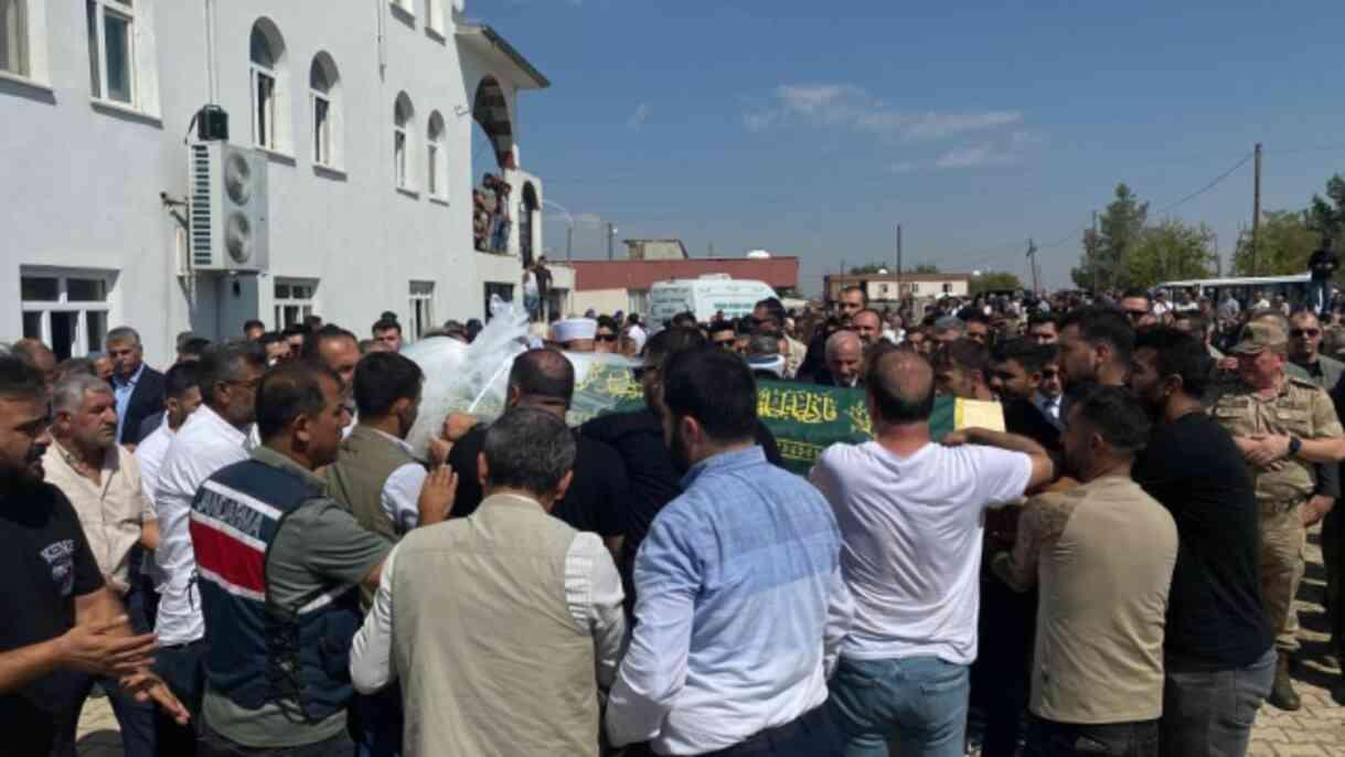 Narin Güran tabutuna örtülen beyaz gelinlikle son yolculuğuna uğurlandı