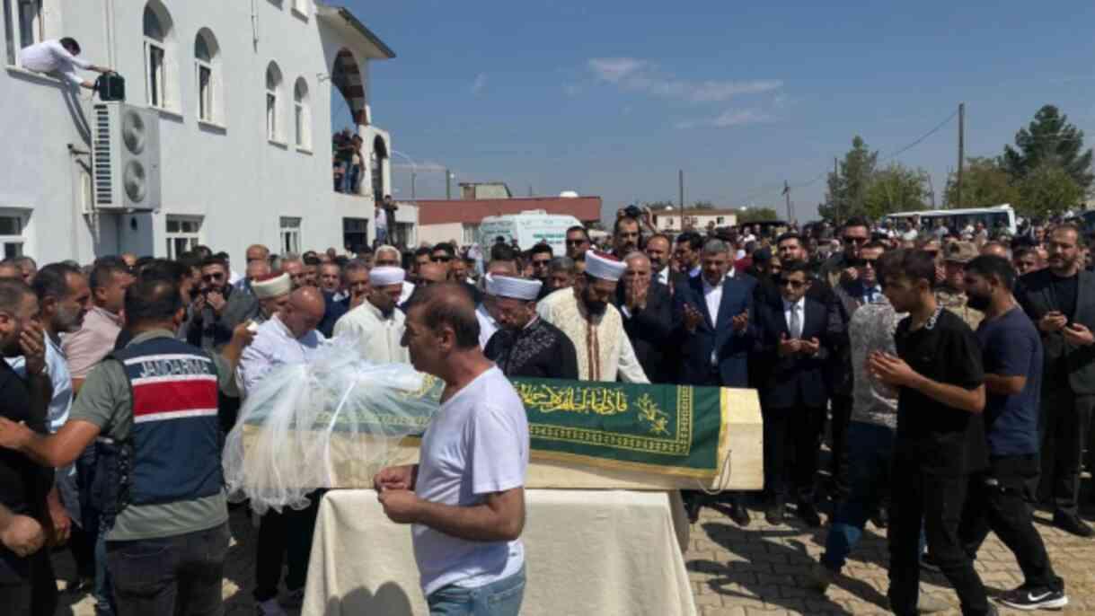Narin Güran tabutuna örtülen beyaz gelinlikle son yolculuğuna uğurlandı