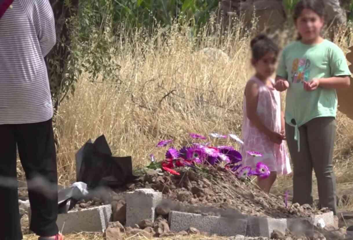 Narin'in oyun arkadaşları, mezarına çiçekler bırakarak dua etti