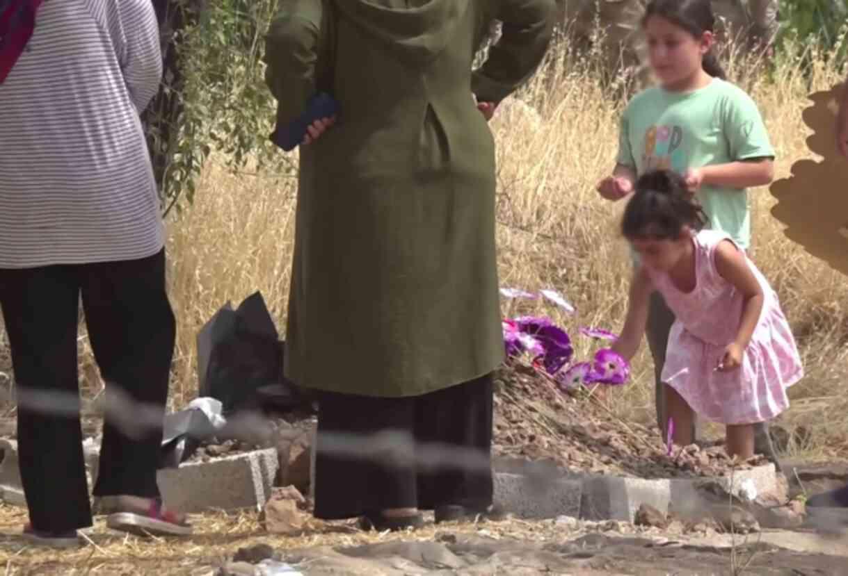 Narin'in oyun arkadaşları, mezarına çiçekler bırakarak dua etti