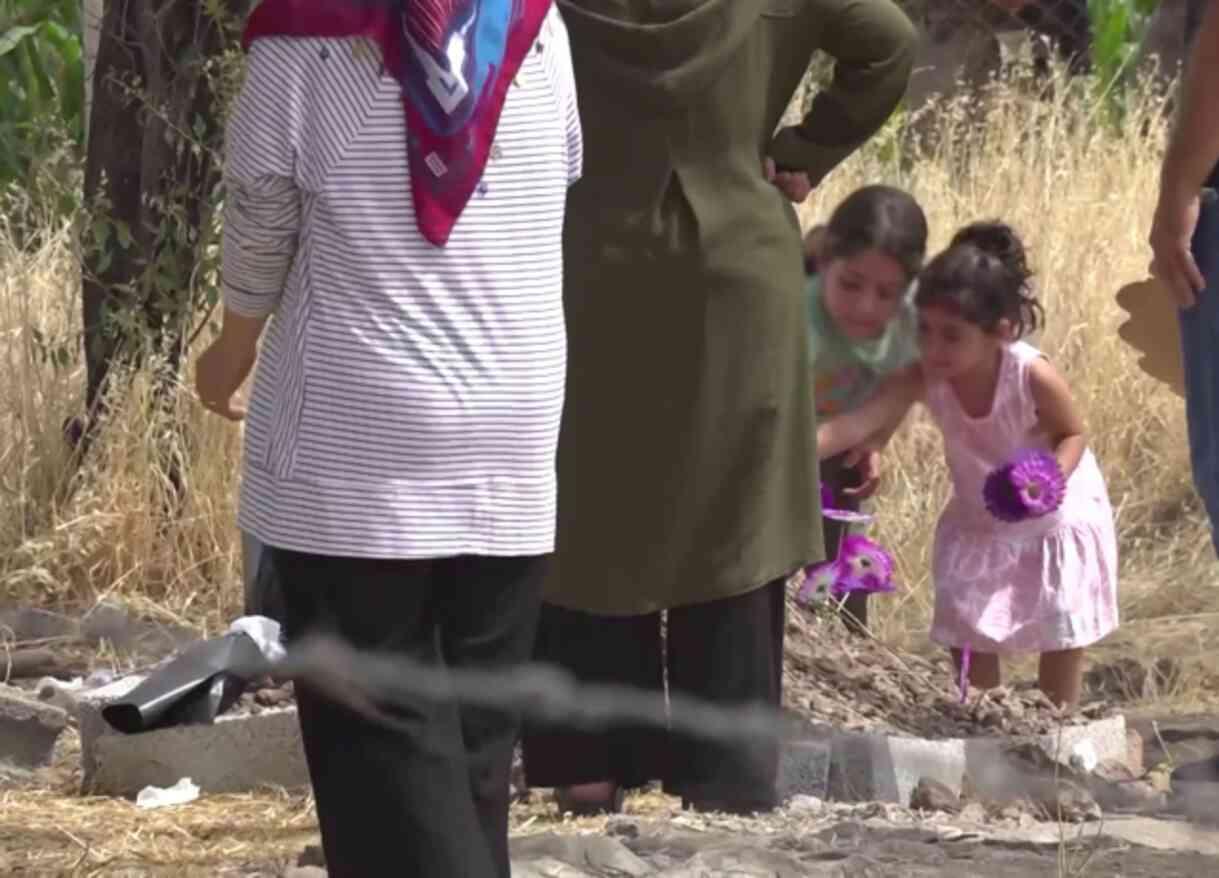 Narin'in oyun arkadaşları, mezarına çiçekler bırakarak dua etti