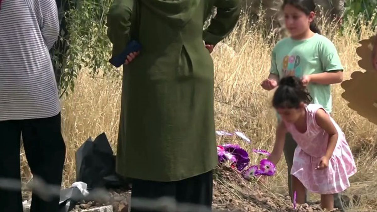 Narin'in oyun arkadaşları, mezarına çiçekler bırakarak dua etti