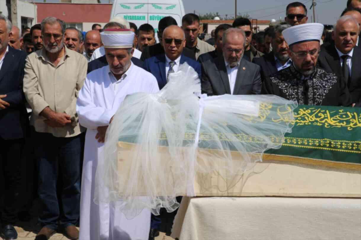 Narin'in tabutuna neden duvak koyuldu? 8 yaşındaki Narin'in tabutuna gelin duvağı neden koyuldu?