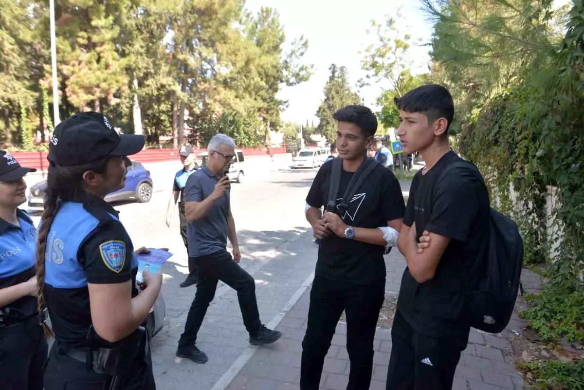 Adana'da polisin yakaladığı okuldan kaçan öğrenci, 'Ben yaralıyım kitap almak için geldim' diye savunma yaptı
