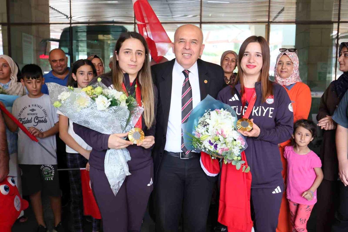Paris 2024 Paralimpik Oyunları'nda altın madalya kazanan Golbol Kadın Milli Takımı Denizli'ye döndü