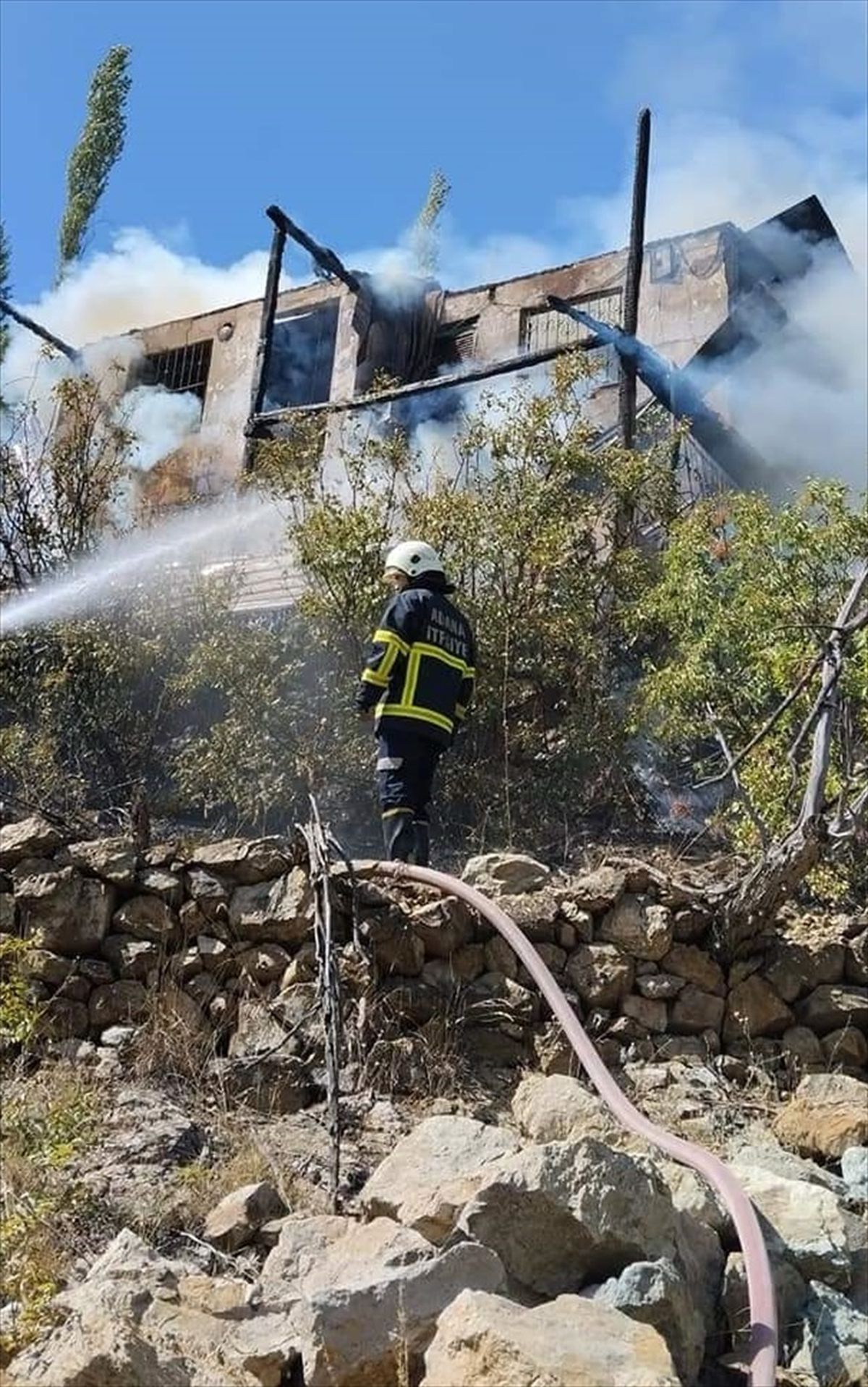 Adana'nın Feke ilçesinde evde çıkan yangın hasara yol açtı