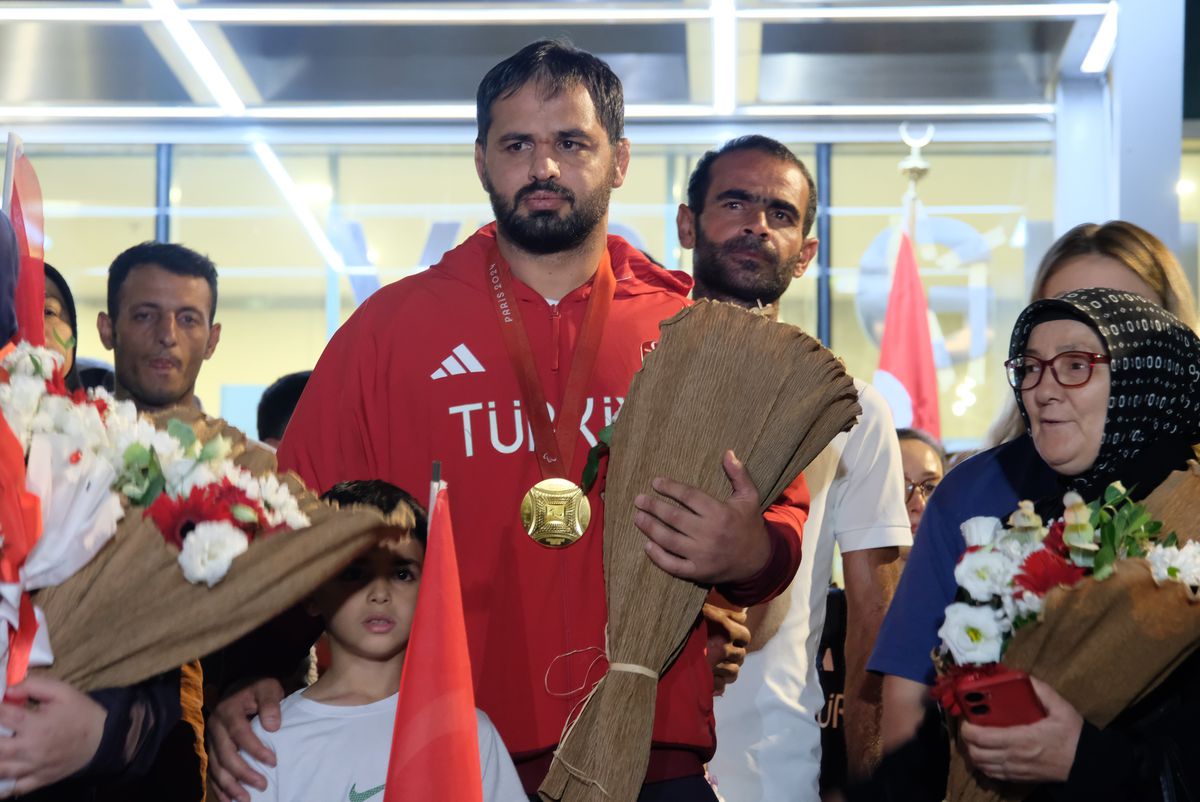 Paralimpik Oyunları'nda altın madalya kazanan İbrahim Bölükbaşı yurda döndü