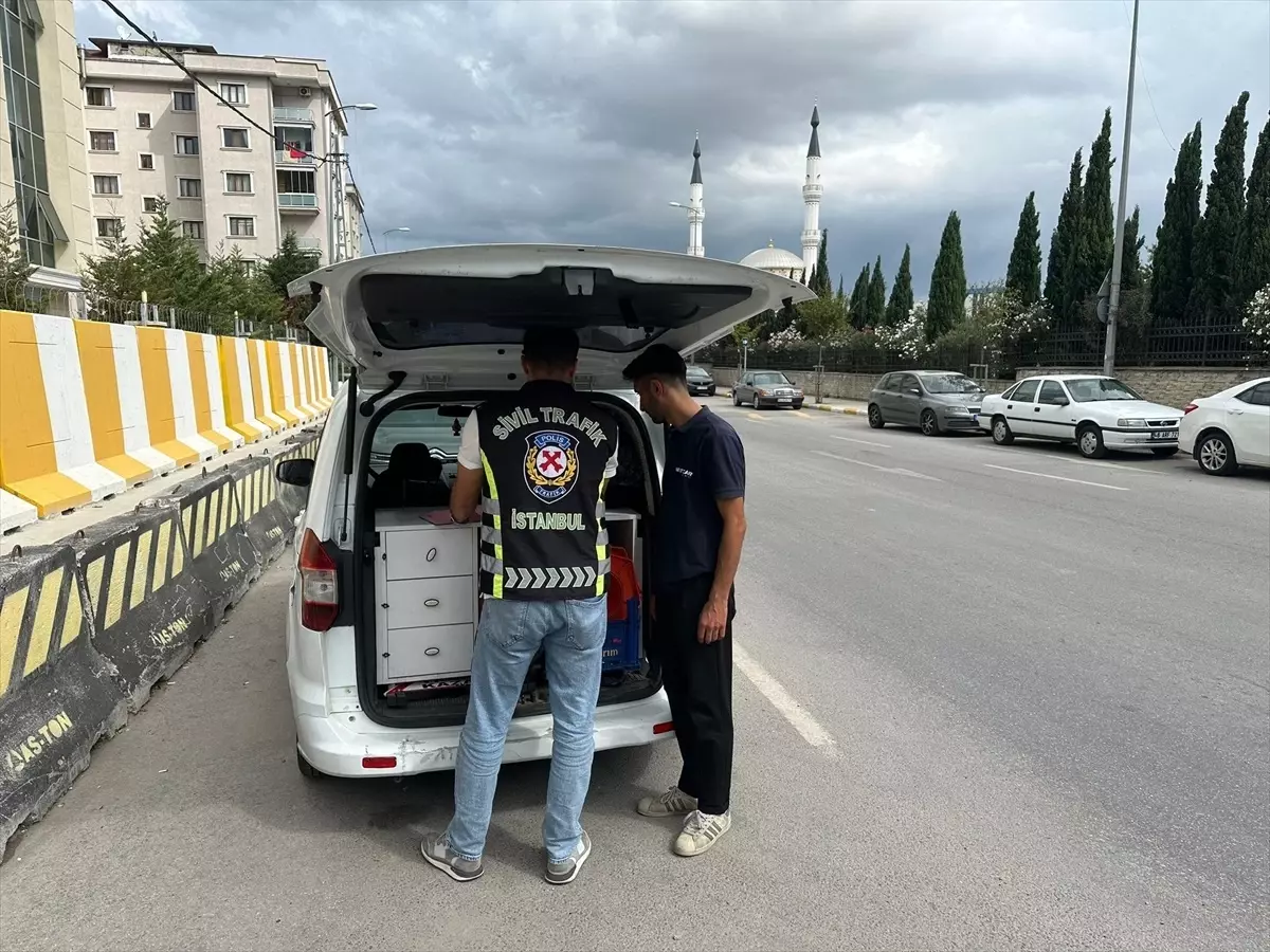 Pendik'te düğün konvoyu yapan sürücülere ceza kesildi
