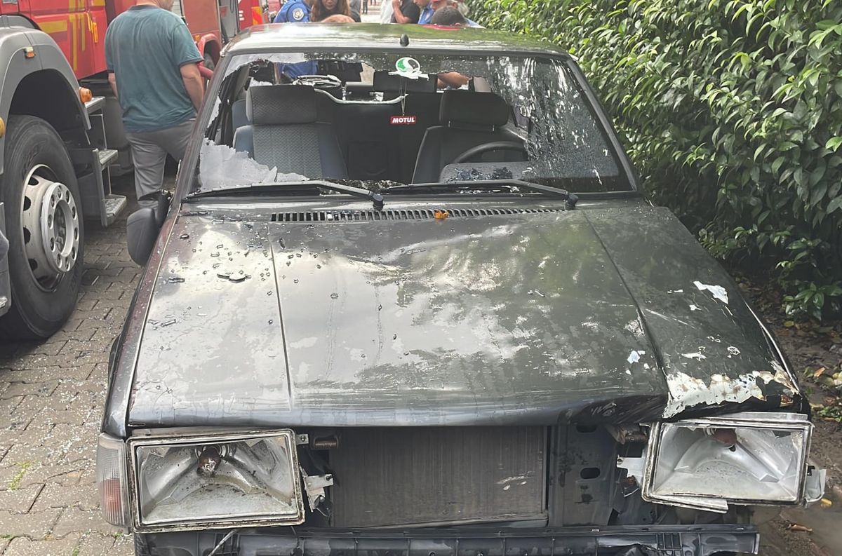 Emanet otomobil kavgası: Kadın otomobile zarar verirken koca evi yaktı