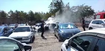 Sivas'ta hastane otoparkında otomobil yangını