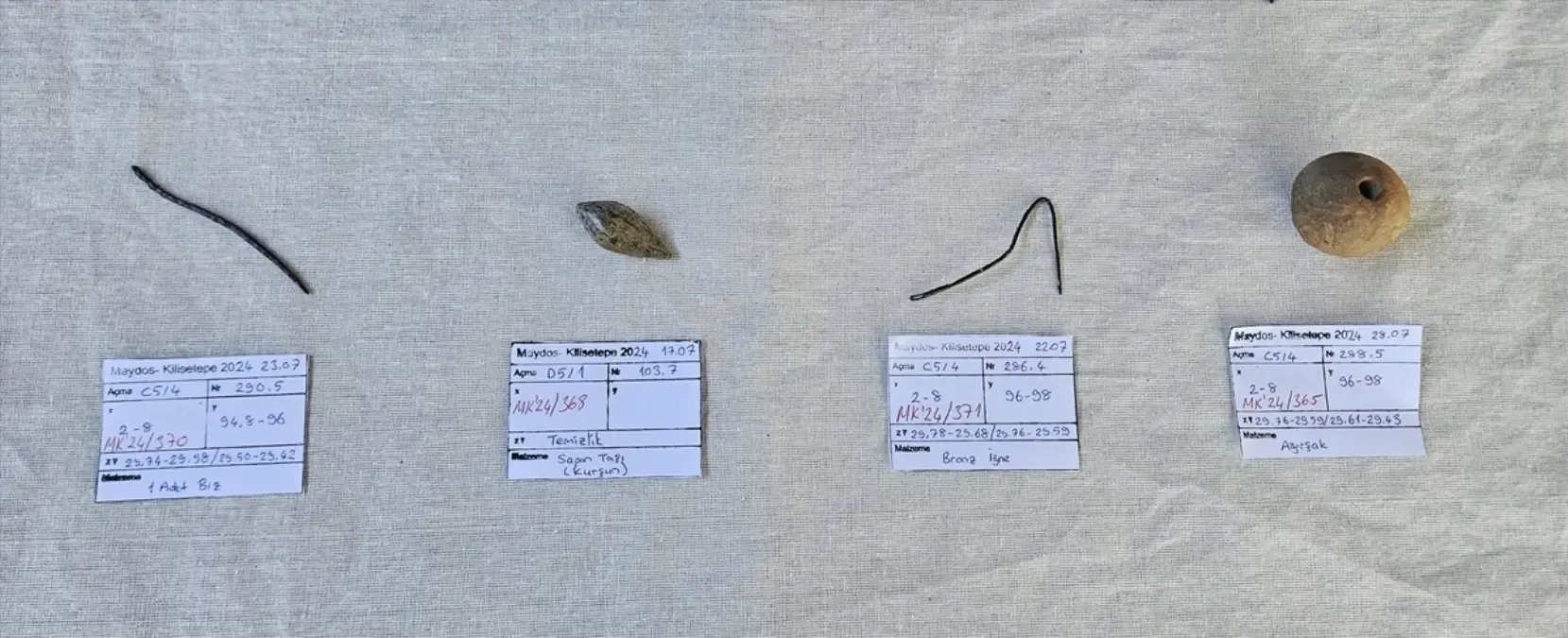 Maydos Kilisetepe Höyüğü'nde 3900 yıllık silindir mühür ve 3400 yıllık kurşun sapan taşı bulundu
