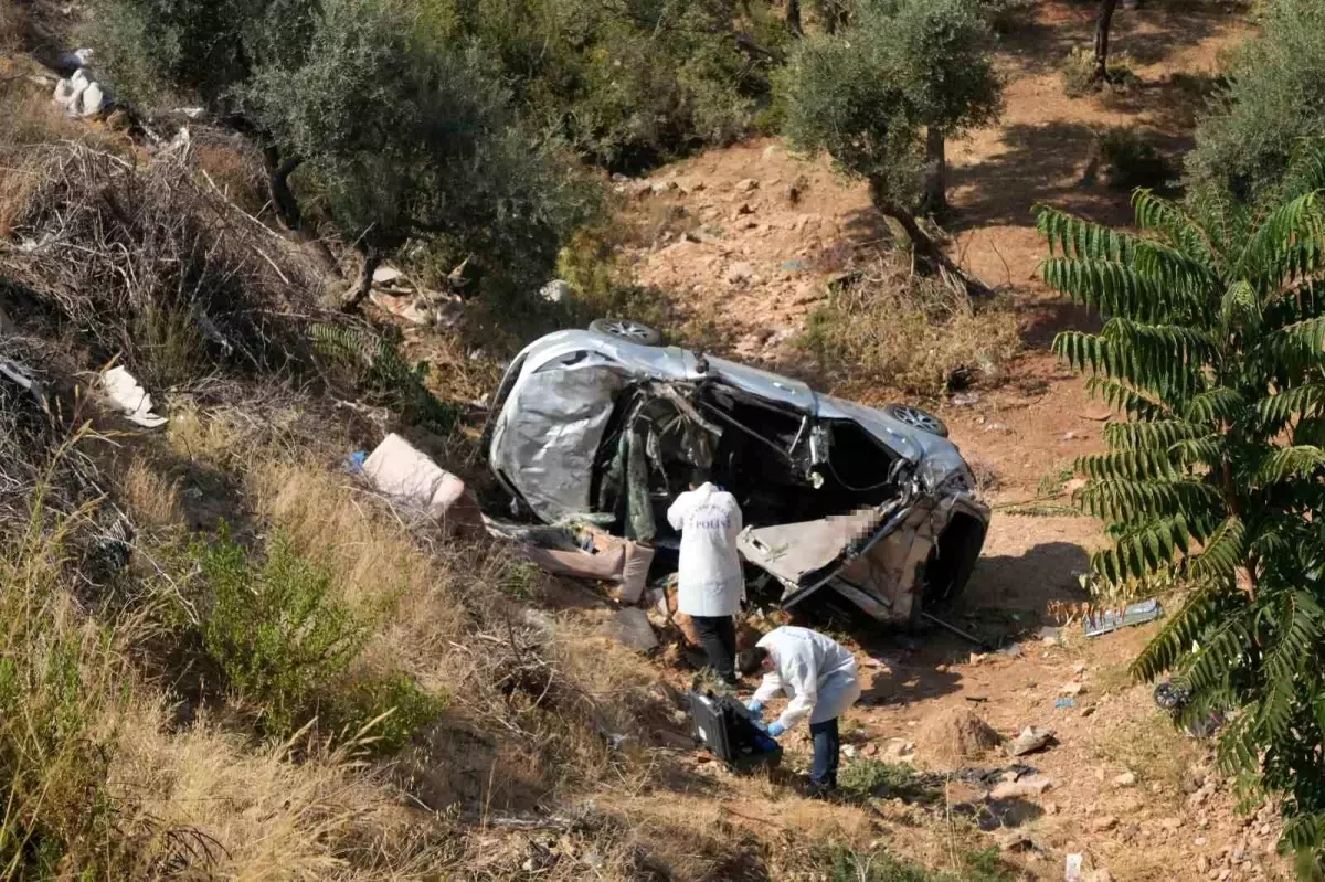 Antalya'da Şarampole Yuvarlanan Araçta Sıkışan Sürücü Hayatını Kaybetti