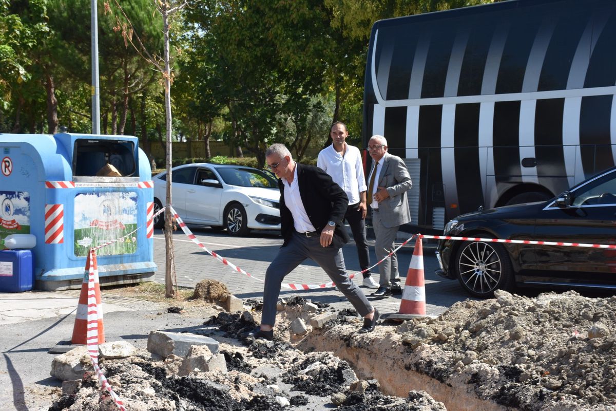 TFF Başkanı Hacıosmanoğlu Manisa FK'nın tesisine girmek için hendekten atladı