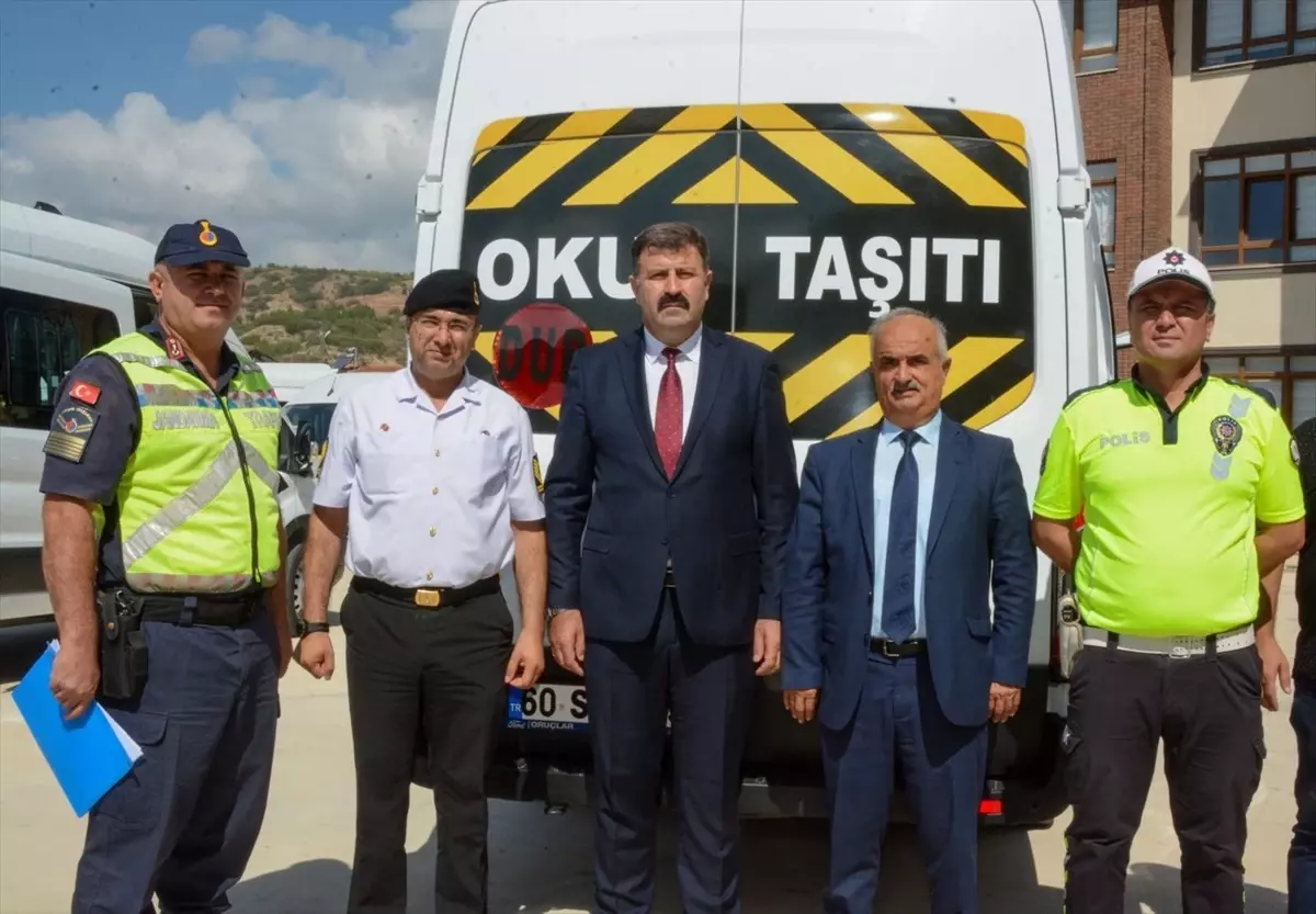 Tokat'ta okul servisi şoför ve rehber personeline trafik eğitimi verildi