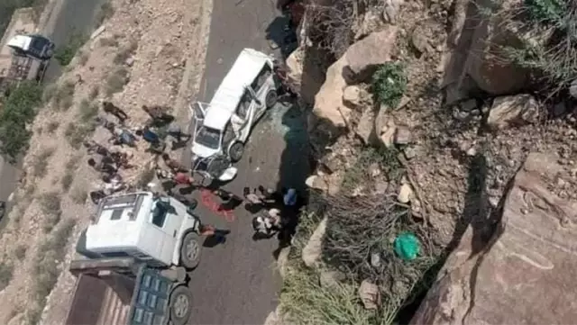 A passenger bus overturned in Yemen: 16 dead.