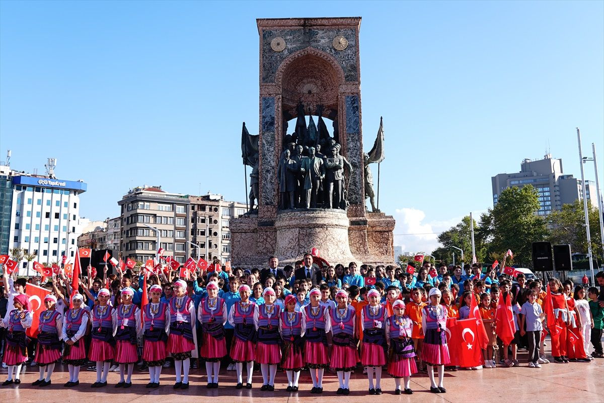 İstanbul İl Milli Eğitim Müdürlüğü, Taksim Cumhuriyet Anıtı'nda Tören Düzenledi