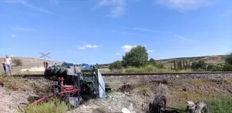 Afyonkarahisar'da tren kazası: Traktör sürücüsü yaralandı