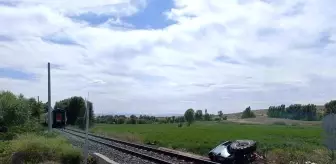 Afyonkarahisar'da tren traktöre çarptı, sürücü yaralandı