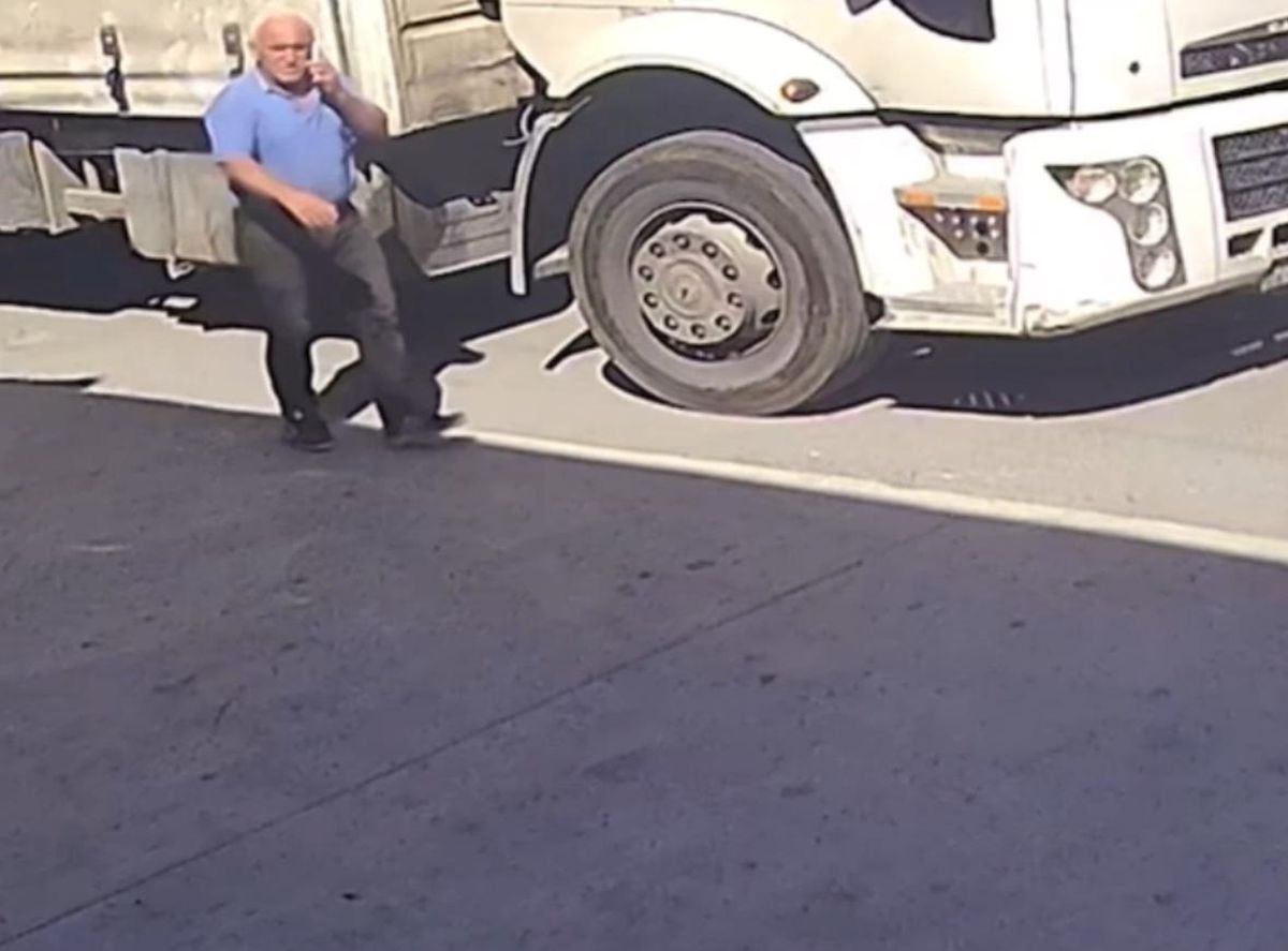 Arnavutköy'de TIR kazası: Tamir için giren kişi hayatını kaybetti