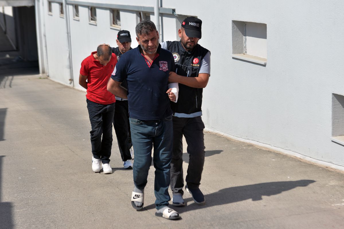 Adana'da Uyuşturucu Satıcıları Polis Baskınından Kaçarken Yakalandı
