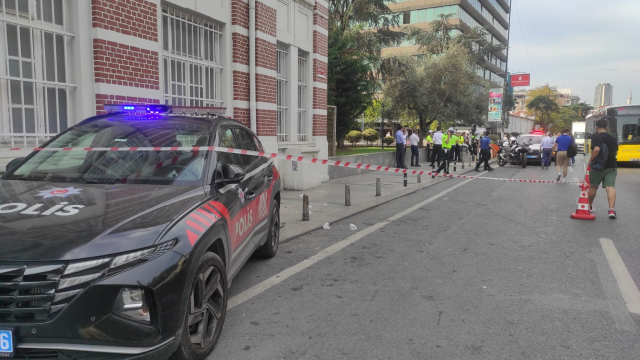 Polis aracı geri manevra yaparken kaldırımda yürüyen iki kişiyi duvara sıkıştırıp ağır yaraladı