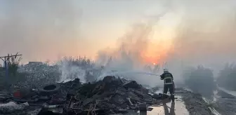 Adana'da anız yangını belediyenin atık deposuna sıçradı