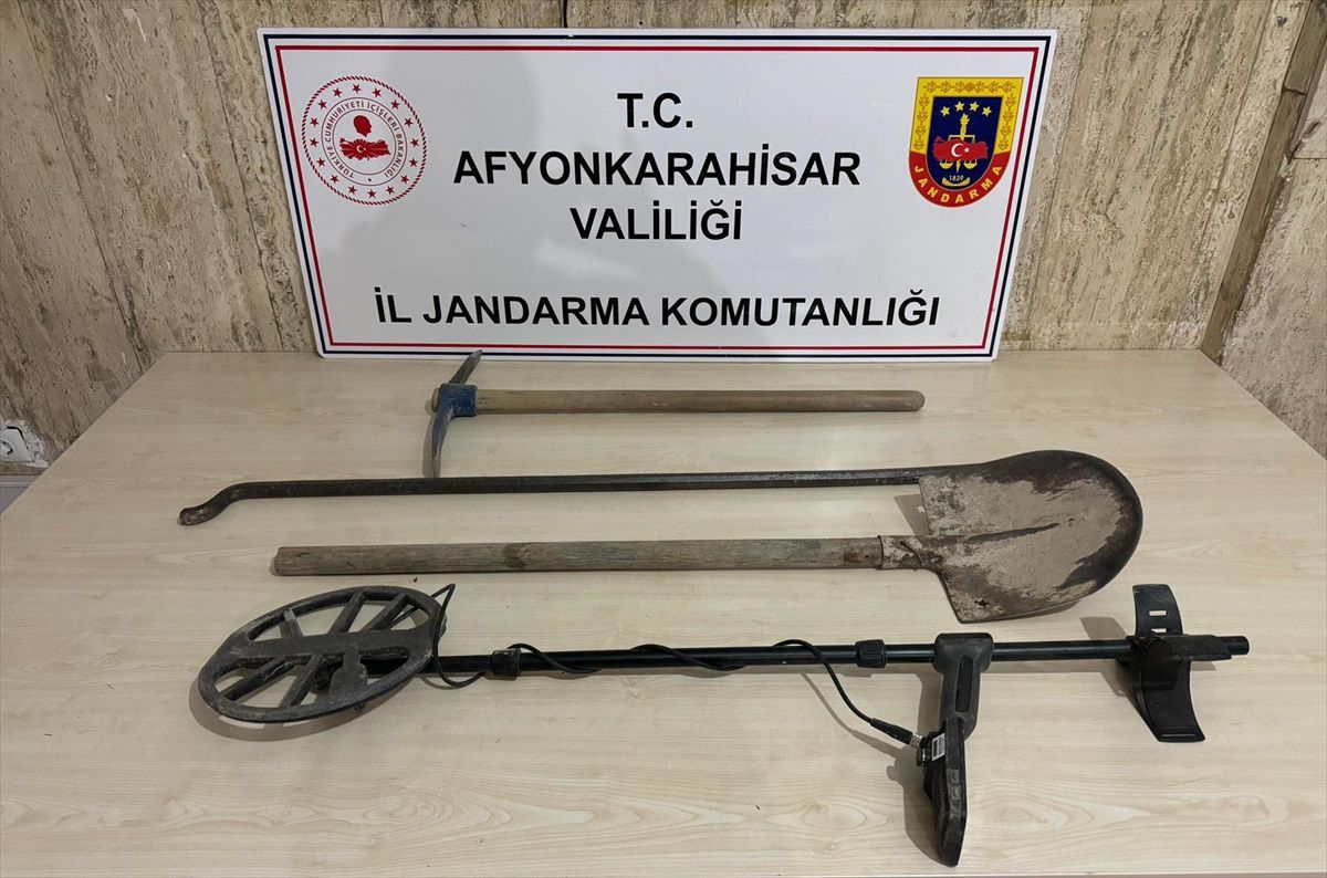 Afyonkarahisar'ın Emirdağ ilçesinde kaçak kazı yapan 2 şüpheli gözaltına alındı