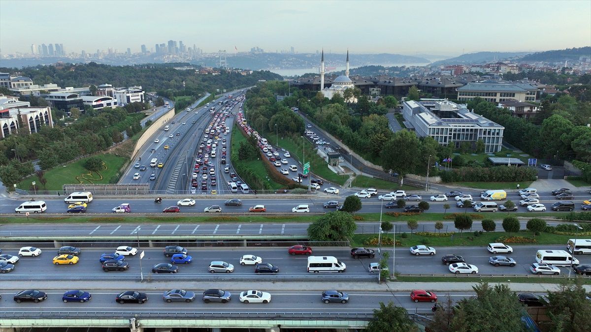 İstanbul'da Trafik Yoğunluğu Artıyor: Okulların Açılması Etkili