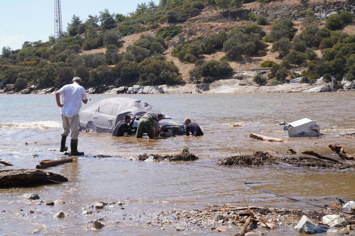 İzmir'de kuvvetli sağanak sonrası araçlar kurtarıldı, sular tahliye edildi