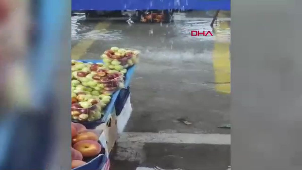 İzmir'de Sağanak Yağış: Cadde ve Sokaklar Su İle Doldu