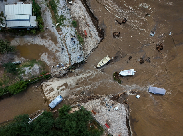 Izmir is experiencing a disaster! Roads and retaining walls collapsed, dozens of vehicles dragged into the sea