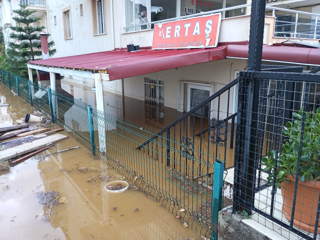 Izmir is experiencing a disaster! Roads and retaining walls collapsed, dozens of vehicles dragged into the sea