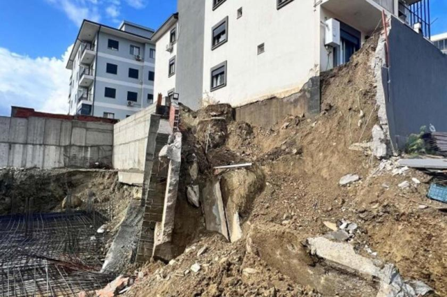 Izmir is experiencing a disaster! Roads and retaining walls collapsed, dozens of vehicles dragged into the sea