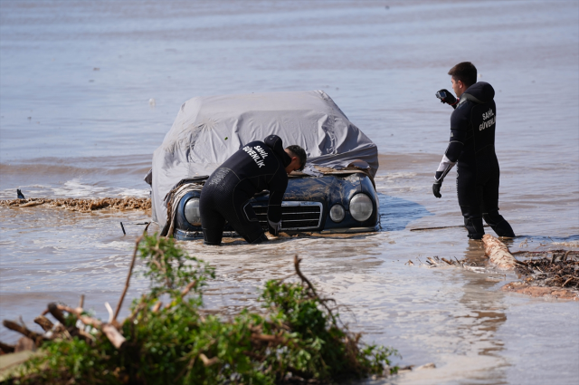 Izmir is experiencing a disaster! Roads and retaining walls collapsed, dozens of vehicles dragged into the sea