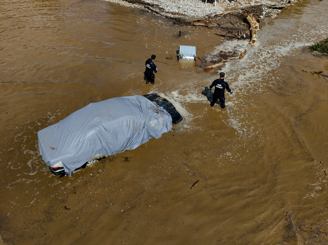 Izmir is experiencing a disaster! Roads and retaining walls collapsed, dozens of vehicles dragged into the sea