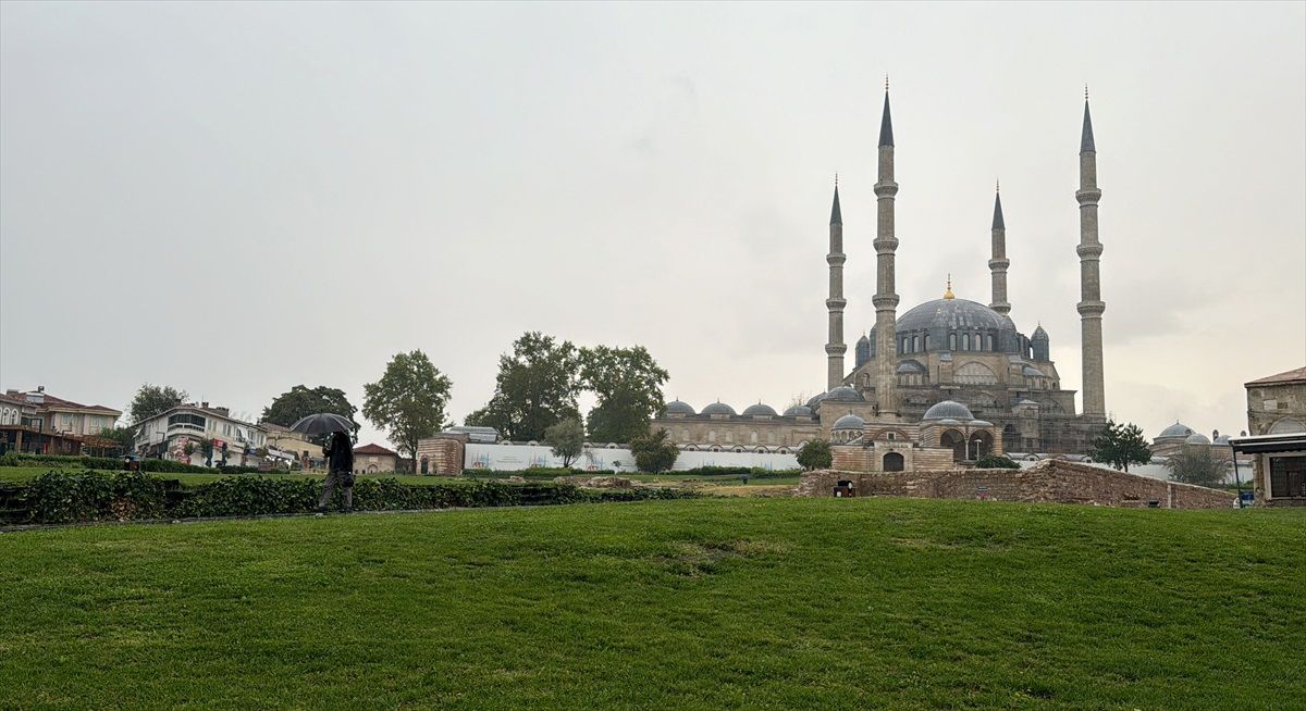 Edirne'de etkili olan sağanak hayatı olumsuz etkiliyor