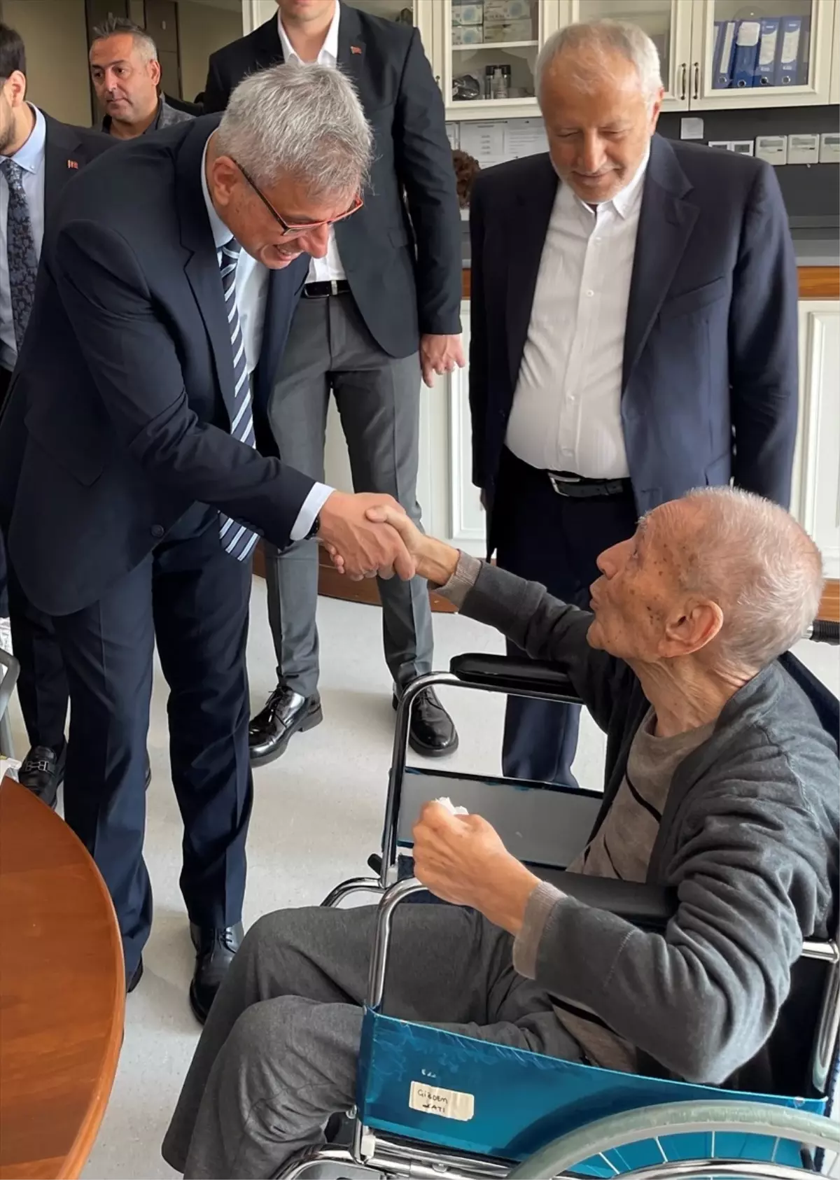 Sağlık Bakanı Kemal Memişoğlu, engelli ve yaşlı bireylere ziyarette bulundu