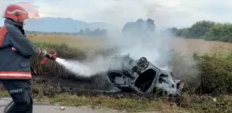 Sakarya'da Otomobil Yanarak Kullanılamaz Hale Geldi