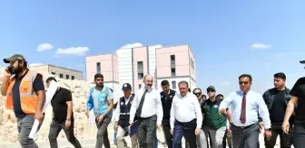 Şanlıurfa Valisi Hasan Şıldak, deprem konutlarında incelemede bulundu