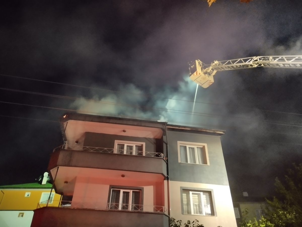 Bolu'da Yıldırım Düşmesi Sonucu Apartmanın Çatısı Yandı