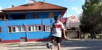 Bartın'da Trabzonspor taraftarı baba, futbolcu oğlu için kapalı halı saha yaptı