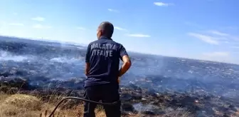 Malatya'da anız yangınları itfaiye tarafından söndürüldü