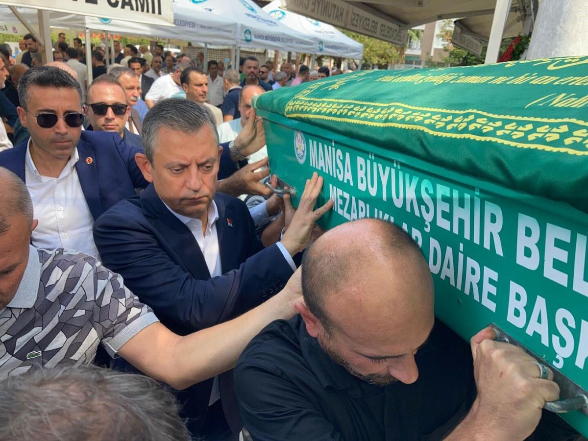 CHP Genel Başkanı Özgür Özel, eski CHP kadın kolları başkanının cenazesine katıldı
