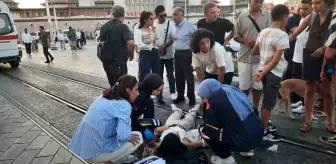 Taksim'de Epilepsi Hastası Genç Kızın Yardımına Turistler Yetişti