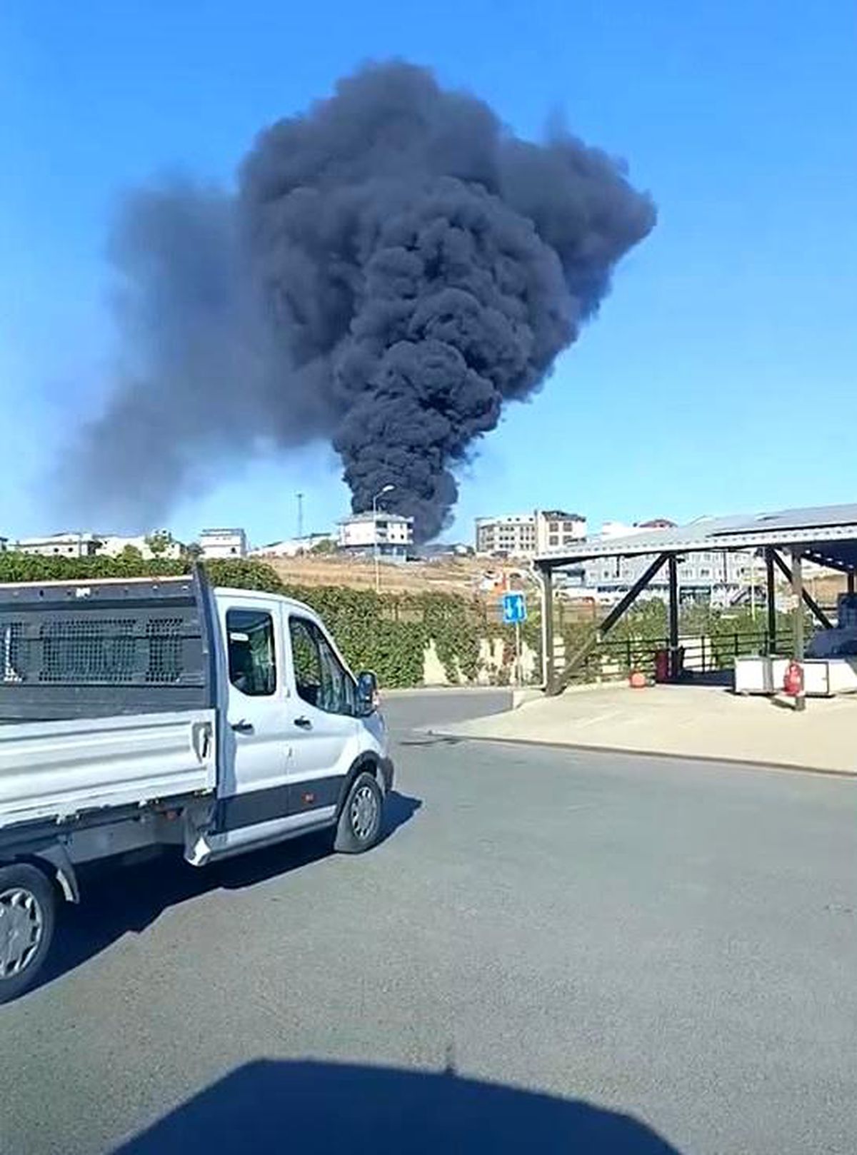 Arnavutköy'de Çıkan Yangın Peyzaj Deposuna Sıçradı