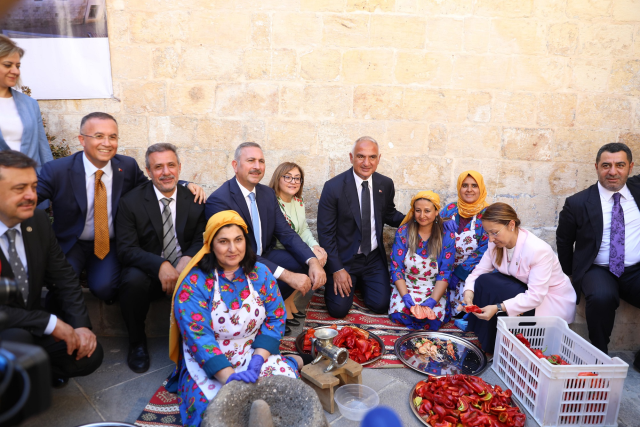 Bakan Ersoy ve Başkan Şahin, Açılan Kayna Sabun ve Pekmez Müzesi'nde Üzüm Pekmezi Yaptı