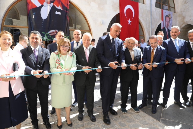 Bakan Ersoy ve Başkan Şahin, Açılan Kayna Sabun ve Pekmez Müzesi'nde Üzüm Pekmezi Yaptı