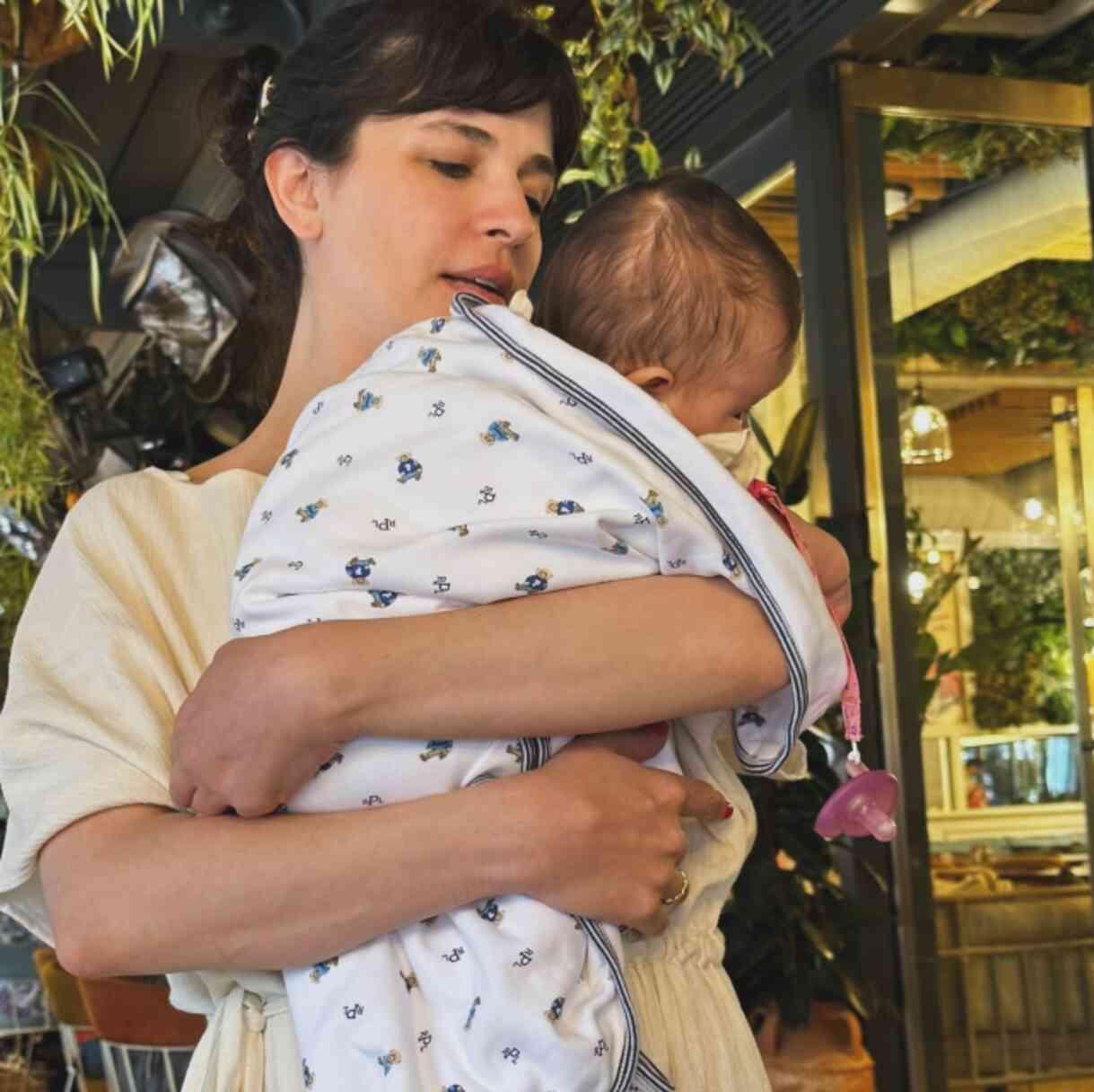 Gonca Vuslateri, kızı Asya'nın yüzünü ilk kez gösterdi